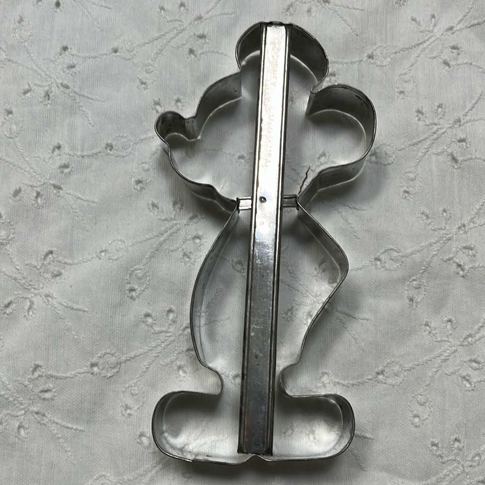 Vintage LARGE Full Body Metal Mickey Mouse Cookie Cutter with handle Made in USA